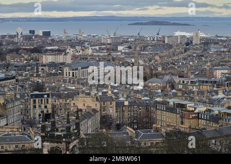 Edinburgh Scotland, Vereinigtes Königreich, 15. Januar 2023. Blick in Richtung Forth von Calton Hill. Live-Nachrichten von sst/alamy Stockfoto