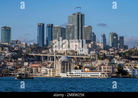 Berühmte Ortakoy-Moschee und moderne Gebäude, die von der Bosporus-Fähre im Besiktas-Viertel von Istanbul, Türkei, aus zu sehen sind Stockfoto