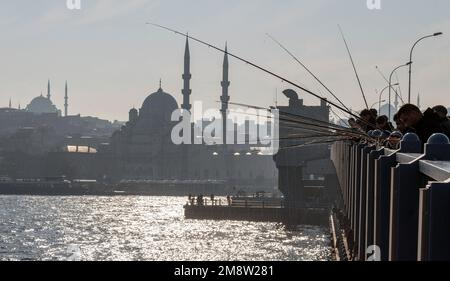 Fischer von Istanbuls Galata-Brücke in der Türkei Stockfoto