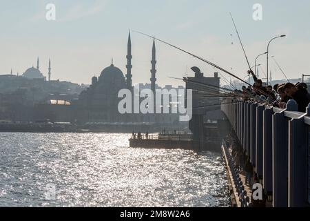 Fischer von Istanbuls Galata-Brücke in der Türkei Stockfoto