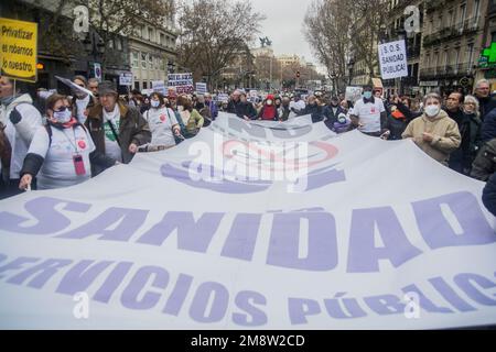 Tausende schließen sich einem Protest an, der hauptsächlich von medizinischen Grundkräften und pädiatrischen Fachkräften in Madrid, Spanien, durchgeführt wird. Demonstranten sind besorgt über die Verschlechterung der öffentlichen medizinischen Versorgung in der Region. Die Bewohner von Madrid sind Zeugen langer Warteschlangen in Den A&E-Abteilungen, und das System steht kurz vor der Überlastung. Mitarbeiter im Gesundheitswesen benötigen mehr Personal, Zimmer und Krankenwagen. Demonstranten kritisierten die Gesundheitspolitik der Präsidentin der Region Madrid, Isabel Díaz Ayuso. Carmen Esbrí, Sprecherin der Vereinigung Mesa en Defensa de la Sanidad Publica en Madrid, erklärte, dass etwa 200, Stockfoto