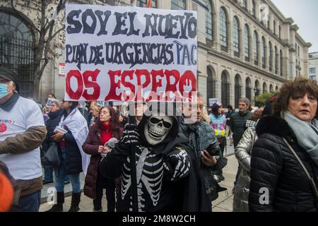 Tausende schließen sich einem Protest an, der hauptsächlich von medizinischen Grundkräften und pädiatrischen Fachkräften in Madrid, Spanien, durchgeführt wird. Demonstranten sind besorgt über die Verschlechterung der öffentlichen medizinischen Versorgung in der Region. Die Bewohner von Madrid sind Zeugen langer Warteschlangen in Den A&E-Abteilungen, und das System steht kurz vor der Überlastung. Mitarbeiter im Gesundheitswesen benötigen mehr Personal, Zimmer und Krankenwagen. Demonstranten kritisierten die Gesundheitspolitik der Präsidentin der Region Madrid, Isabel Díaz Ayuso. Carmen Esbrí, Sprecherin der Vereinigung Mesa en Defensa de la Sanidad Publica en Madrid, erklärte, dass etwa 200, Stockfoto