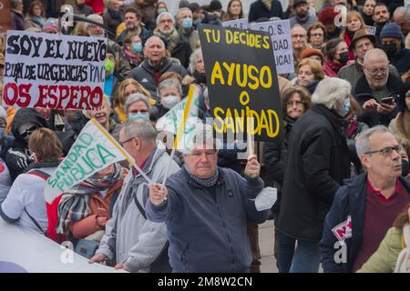 Tausende schließen sich einem Protest an, der hauptsächlich von medizinischen Grundkräften und pädiatrischen Fachkräften in Madrid, Spanien, durchgeführt wird. Demonstranten sind besorgt über die Verschlechterung der öffentlichen medizinischen Versorgung in der Region. Die Bewohner von Madrid sind Zeugen langer Warteschlangen in Den A&E-Abteilungen, und das System steht kurz vor der Überlastung. Mitarbeiter im Gesundheitswesen benötigen mehr Personal, Zimmer und Krankenwagen. Demonstranten kritisierten die Gesundheitspolitik der Präsidentin der Region Madrid, Isabel Díaz Ayuso. Carmen Esbrí, Sprecherin der Vereinigung Mesa en Defensa de la Sanidad Publica en Madrid, erklärte, dass etwa 200, Stockfoto