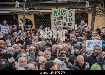 Tausende schließen sich einem Protest an, der hauptsächlich von medizinischen Grundkräften und pädiatrischen Fachkräften in Madrid, Spanien, durchgeführt wird. Demonstranten sind besorgt über die Verschlechterung der öffentlichen medizinischen Versorgung in der Region. Die Bewohner von Madrid sind Zeugen langer Warteschlangen in Den A&E-Abteilungen, und das System steht kurz vor der Überlastung. Mitarbeiter im Gesundheitswesen benötigen mehr Personal, Zimmer und Krankenwagen. Demonstranten kritisierten die Gesundheitspolitik der Präsidentin der Region Madrid, Isabel Díaz Ayuso. Carmen Esbrí, Sprecherin der Vereinigung Mesa en Defensa de la Sanidad Publica en Madrid, erklärte, dass etwa 200, Stockfoto