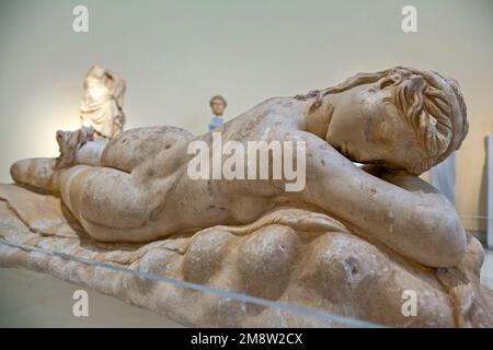 Statue eines schlafenden Maenad aus pentelicmarmor, gefunden von der Akropolis von Athen, Griechenland. Archäologen schätzen, dass dies in 1. c. Chr. gemacht wurde. Stockfoto