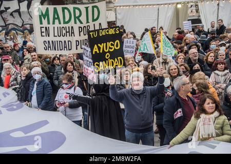 Tausende schließen sich einem Protest an, der hauptsächlich von medizinischen Grundkräften und pädiatrischen Fachkräften in Madrid, Spanien, durchgeführt wird. Demonstranten sind besorgt über die Verschlechterung der öffentlichen medizinischen Versorgung in der Region. Die Bewohner von Madrid sind Zeugen langer Warteschlangen in Den A&E-Abteilungen, und das System steht kurz vor der Überlastung. Mitarbeiter im Gesundheitswesen benötigen mehr Personal, Zimmer und Krankenwagen. Demonstranten kritisierten die Gesundheitspolitik der Präsidentin der Region Madrid, Isabel Díaz Ayuso. Carmen Esbrí, Sprecherin der Vereinigung Mesa en Defensa de la Sanidad Publica en Madrid, erklärte, dass etwa 200, Stockfoto