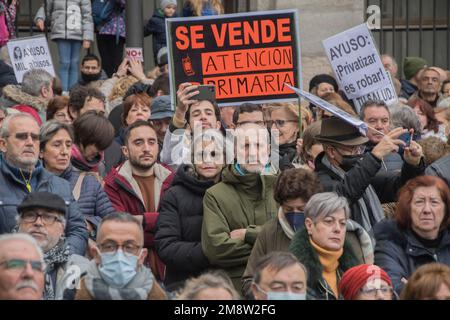 Tausende schließen sich einem Protest an, der hauptsächlich von medizinischen Grundkräften und pädiatrischen Fachkräften in Madrid, Spanien, durchgeführt wird. Demonstranten sind besorgt über die Verschlechterung der öffentlichen medizinischen Versorgung in der Region. Die Bewohner von Madrid sind Zeugen langer Warteschlangen in Den A&E-Abteilungen, und das System steht kurz vor der Überlastung. Mitarbeiter im Gesundheitswesen benötigen mehr Personal, Zimmer und Krankenwagen. Demonstranten kritisierten die Gesundheitspolitik der Präsidentin der Region Madrid, Isabel Díaz Ayuso. Carmen Esbrí, Sprecherin der Vereinigung Mesa en Defensa de la Sanidad Publica en Madrid, erklärte, dass etwa 200, Stockfoto