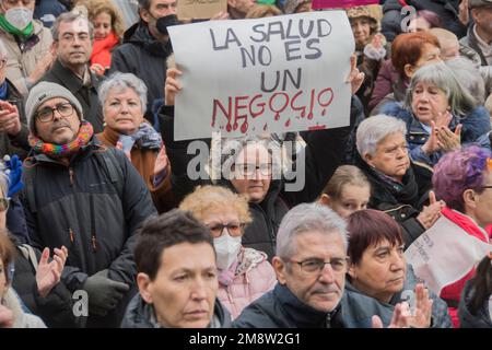 Tausende schließen sich einem Protest an, der hauptsächlich von medizinischen Grundkräften und pädiatrischen Fachkräften in Madrid, Spanien, durchgeführt wird. Demonstranten sind besorgt über die Verschlechterung der öffentlichen medizinischen Versorgung in der Region. Die Bewohner von Madrid sind Zeugen langer Warteschlangen in Den A&E-Abteilungen, und das System steht kurz vor der Überlastung. Mitarbeiter im Gesundheitswesen benötigen mehr Personal, Zimmer und Krankenwagen. Demonstranten kritisierten die Gesundheitspolitik der Präsidentin der Region Madrid, Isabel Díaz Ayuso. Carmen Esbrí, Sprecherin der Vereinigung Mesa en Defensa de la Sanidad Publica en Madrid, erklärte, dass etwa 200, Stockfoto