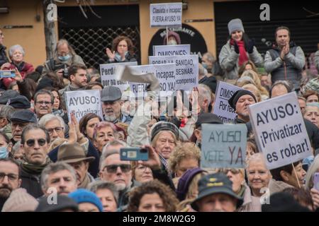 Tausende schließen sich einem Protest an, der hauptsächlich von medizinischen Grundkräften und pädiatrischen Fachkräften in Madrid, Spanien, durchgeführt wird. Demonstranten sind besorgt über die Verschlechterung der öffentlichen medizinischen Versorgung in der Region. Die Bewohner von Madrid sind Zeugen langer Warteschlangen in Den A&E-Abteilungen, und das System steht kurz vor der Überlastung. Mitarbeiter im Gesundheitswesen benötigen mehr Personal, Zimmer und Krankenwagen. Demonstranten kritisierten die Gesundheitspolitik der Präsidentin der Region Madrid, Isabel Díaz Ayuso. Carmen Esbrí, Sprecherin der Vereinigung Mesa en Defensa de la Sanidad Publica en Madrid, erklärte, dass etwa 200, Stockfoto