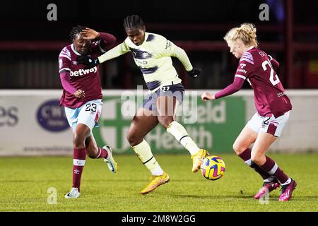 Khadija Shaw (Center) von Manchester City kämpft während des Barclays Women's Super League-Spiels im Chigwell Construction Stadium in London um Besitz gegen Hawa Cissoko (links) von West Ham United und Grace Fisk. Foto: Sonntag, 15. Januar 2023. Stockfoto