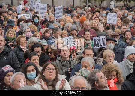 Tausende schließen sich einem Protest an, der hauptsächlich von medizinischen Grundkräften und pädiatrischen Fachkräften in Madrid, Spanien, durchgeführt wird. Demonstranten sind besorgt über die Verschlechterung der öffentlichen medizinischen Versorgung in der Region. Die Bewohner von Madrid sind Zeugen langer Warteschlangen in Den A&E-Abteilungen, und das System steht kurz vor der Überlastung. Mitarbeiter im Gesundheitswesen benötigen mehr Personal, Zimmer und Krankenwagen. Demonstranten kritisierten die Gesundheitspolitik der Präsidentin der Region Madrid, Isabel Díaz Ayuso. Carmen Esbrí, Sprecherin der Vereinigung Mesa en Defensa de la Sanidad Publica en Madrid, erklärte, dass etwa 200, Stockfoto