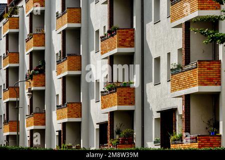 Schöne Aussicht auf die Steinbalkone mit Blumen in Berlin Stockfoto