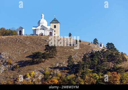 Heiliger Berg oder Svaty kopecek mit Kapelle des Heiligen Sebastian, Blick von der Stadt Mikulov in Tschechien Stockfoto