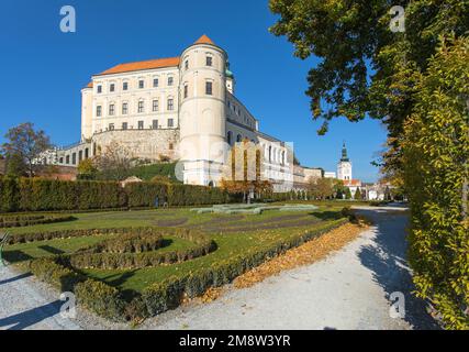 Schloss Mikulov, eine der wichtigsten Burgen in Südmähren, Blick von Mikulov Stadt, Tschechische Republik Stockfoto