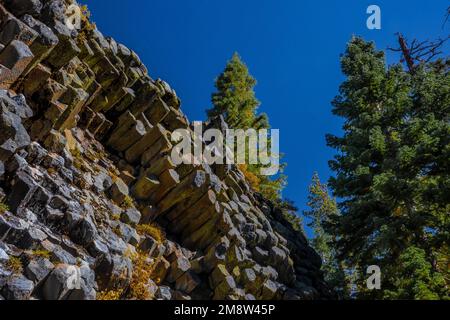 Basaltiksäulen, die durch die Kühlung der Lava im Devils Postpile National Monument, Kalifornien, USA geschaffen wurden Stockfoto