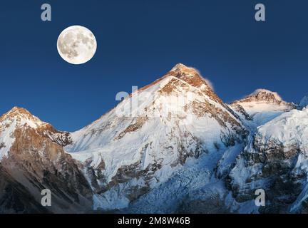 Mount Everest, Nachtansicht mit Mond, Nepal Himalaya Berg. Mt. Everest und Lhotse Peak, Khumbu Valley, Sagarmatha Nationalpark Stockfoto