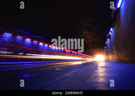 Autolichtspuren in einem Tunnel Stockfoto
