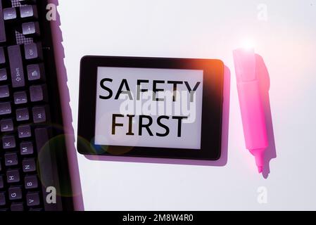 Schild mit der Meldung „Sicherheit zuerst“. Business Showcase Vermeiden Sie unnötige Risiken sicher leben Vorsicht walten lassen Stockfoto