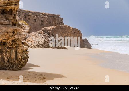 Felsformation am Strand Praia da Varandinha an der Südwestküste der Insel Boa Vista, Kap Verde Stockfoto