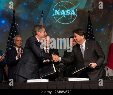 Washington, Vereinigte Staaten von Amerika. 13. Januar 2023. USA Außenminister Tony Blinks, Left, und japanischer Außenminister Yoshimasa Hayashi schütteln sich die Hand, nachdem sie am NASA-Hauptquartier am 13. Januar 2023 in Washington, D.C. eine Vereinbarung zur Verlängerung der Zusammenarbeit im Weltraum mit Japan unterzeichnet hatten Links nach rechts: AMB. Rahm Emanuel, US sec. Von Tony Blinken, NASA-Administrator Bill Nelson, japanischer Premierminister Fumio Kishida und japanischer Außenminister Hayashi Yoshimasa. Kredit: Aubrey Gemignani/NASA Photo/Alamy Live News Stockfoto