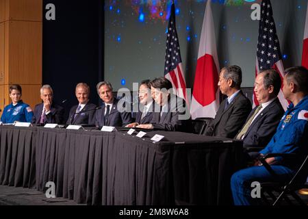 Washington, Vereinigte Staaten von Amerika. 13. Januar 2023. Der japanische Außenminister Yoshimasa Hayashi, rechts in der Mitte, hält eine Rede, bevor er am NASA-Hauptquartier am 13. Januar 2023 in Washington, D.C. ein Abkommen über die Ausweitung der Zusammenarbeit im Weltraum mit Japan unterzeichnet Links nach rechts sind: NASA Astronaut Anne McClain, AMB. Rahm Emanuel, NASA-Administrator Bill Nelson, US sec. Des japanischen Premierministers Fumio Kishida, des japanischen Außenministers Hayashi Yoshimasa, des JAXA-Präsidenten Yamakawa Hiroshi, der AMB Tomita Koji und des Astronauten Hoshide Akihito. Kredit: Freddie Everett/State Department Photo Stockfoto