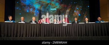 Washington, Vereinigte Staaten von Amerika. 13. Januar 2023. NASA-Administrator Bill Nelson, 3. links, hält eine Stellungnahme ab, bevor er am NASA-Hauptsitz am 13. Januar 2023 in Washington, D.C. eine Vereinbarung zur Erweiterung der Zusammenarbeit im Weltraum mit Japan unterzeichnet Links nach rechts sind: NASA Astronaut Anne McClain, AMB. Rahm Emanuel, NASA-Administrator Bill Nelson, US sec. Des japanischen Premierministers Fumio Kishida, des japanischen Außenministers Hayashi Yoshimasa, des JAXA-Präsidenten Yamakawa Hiroshi, der AMB Tomita Koji und des Astronauten Hoshide Akihito. Kredit: Aubrey Gemignani/NASA Photo/Alamy Live News Stockfoto