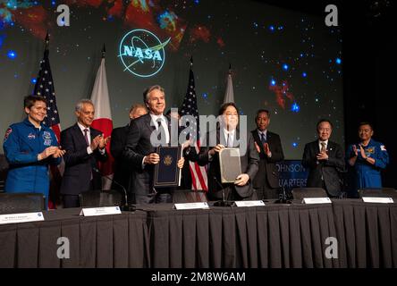 Washington, Vereinigte Staaten von Amerika. 13. Januar 2023. USA Außenminister Tony Blinks, Left, und der japanische Außenminister Yoshimasa Hayashi haben die unterzeichnete Vereinbarung zur Verlängerung der Zusammenarbeit im Weltraum am NASA-Hauptsitz am 13. Januar 2023 in Washington, D.C. Links nach rechts sind: NASA Astronaut Anne McClain, AMB. Rahm Emanuel, US sec. Des Außenministers Tony Blinken, des japanischen Außenministers Hayashi Yoshimasa, des JAXA-Präsidenten Yamakawa Hiroshi, AMB. Tomita Koji und Astronaut Hoshide Akihito. Kredit: Freddie Everett/State Department Photo/Alamy Live News Stockfoto