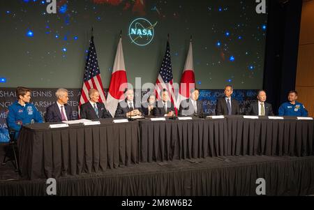 Washington, Vereinigte Staaten von Amerika. 13. Januar 2023. USA Außenminister Tony Blinken, Center, hält eine Rede, bevor er am NASA-Hauptsitz am 13. Januar 2023 in Washington, D.C. ein Abkommen zur Verlängerung der Zusammenarbeit im Weltraum mit Japan unterzeichnet Links nach rechts sind: NASA Astronaut Anne McClain, AMB. Rahm Emanuel, NASA-Administrator Bill Nelson, US sec. Des japanischen Premierministers Fumio Kishida, des japanischen Außenministers Hayashi Yoshimasa, des JAXA-Präsidenten Yamakawa Hiroshi, der AMB Tomita Koji und des Astronauten Hoshide Akihito. Kredit: Freddie Everett/State Department Photo/Alamy Live N. Stockfoto