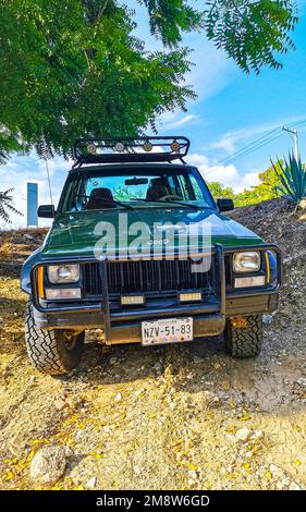 Verschiedene mexikanische Pickup-LKW Autos 4x4 Off-Road-Fahrzeuge in Puerto Escondido zicatela Oaxaca Mexiko. Stockfoto