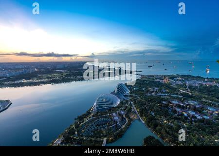 Genießen Sie einen Blick aus der Vogelperspektive auf die Stadt Singapur Stockfoto