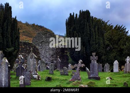 Mittelalterlicher Friedhof des Glendalough-Klosters im Wicklow-Gebirge in Irland Stockfoto