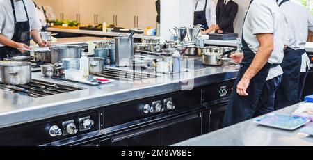 Ein Team von Köchen, die in der Küche arbeiten. haute Cuisine Konzept. Stockfoto