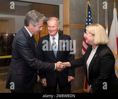 Washington, Vereinigte Staaten von Amerika. 13. Januar 2023. USA Außenminister Tony Blinken, links, begrüßt stellvertretenden Administrator der NASA, Pam Melroy, rechts, während NASA-Administrator Bill Nelson vor einer Unterzeichnungszeremonie zur Verlängerung der Zusammenarbeit mit Japan im Weltraum am NASA-Hauptsitz am 13. Januar 2023 in Washington, D.C. blickt Kredit: Aubrey Gemignani/NASA Photo/Alamy Live News Stockfoto