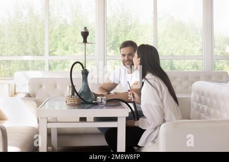 Ein junges Paar feiert den Valentinstag in der Hookah Bar Stockfoto