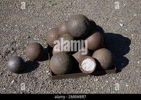 Nahaufnahme von einem Haufen eiserner Kanonenbälle Stockfoto