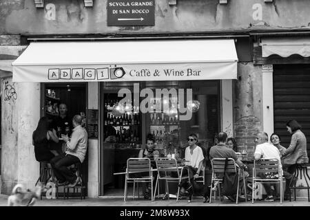 Cafés und Bars in Venedig mit Dinner und Trinkern, die sich an einem Sommertag entspannen Stockfoto
