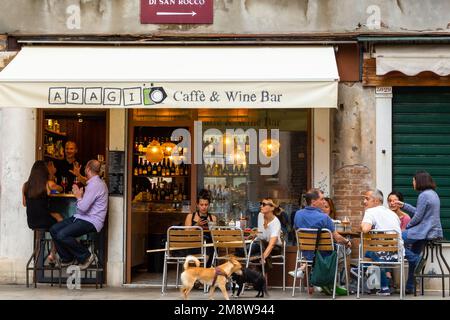 Cafés und Bars in Venedig mit Dinner und Trinkern, die sich an einem Sommertag entspannen Stockfoto