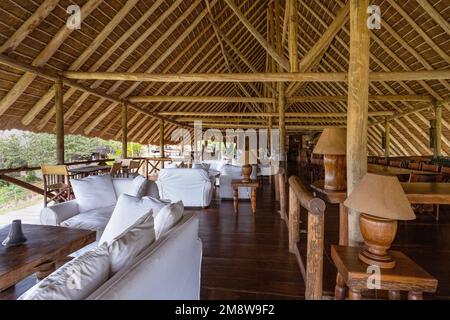 Das Hauptrestaurant und Lodge-Gebiet der Apoka Safari Lodge im Kidepo Valley im Norden Ugandas. Stockfoto