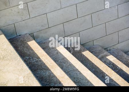 Treppe in der Stadt, schwarz-weiß Muster auf den Treppen an einem sonnigen Tag. Stockfoto