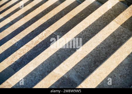 Treppe in der Stadt, schwarz-weiß Muster auf den Treppen an einem sonnigen Tag. Stockfoto