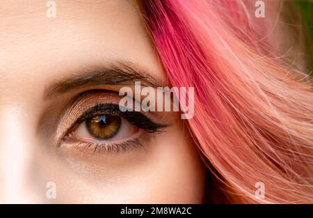 Makroaufnahme des Frauenauges mit transparentem Make-up. Ausdrucksstarker Look. Sehen. Stockfoto