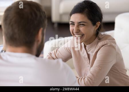 Glückliche, wunderschöne indische Freundin, die sich mit ihrem Freund im Lounge Cafe trifft Stockfoto