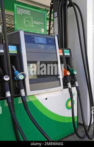 Athen, Griechenland - 26. Dezember 2022: Tankstelle Benzinpumpen mit Kraftstoff für Fahrzeuge. Stockfoto