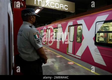 Mexiko-Stadt, Mexiko. 15. Januar 2023. 15. Januar 2023, Mexico City, Mexiko: Elemente der Nationalgarde in Überwachungsoperationen auf Linie 12 der Mexico City U-Bahn. Am 15. Januar 2023 in Mexico City, Mexiko (Foto: Luis Barron/Eyepix Group/Sipa USA). Kredit: SIPA USA/Alamy Live News Stockfoto