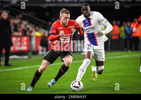 Rennes, Frankreich, Frankreich. 15. Januar 2023. Adrien TRUFFERT von Rennes und Nordi MUKIELE von PSG während des Spiels Ligue 1 zwischen Stade Rennais (Rennes) und Paris Saint-Germain (PSG) im Roazhon Park am 15. Januar 2023 in Rennes, Frankreich. (Kreditbild: © Matthieu Mirville/ZUMA Press Wire) NUR REDAKTIONELLE VERWENDUNG! Nicht für den kommerziellen GEBRAUCH! Stockfoto