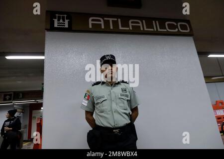 Mexiko-Stadt, Mexiko. 15. Januar 2023. Elemente der Nationalgarde in Überwachungseinsätzen auf Linie 12 der Mexico City U-Bahn. Am 15. Januar 2023 in Mexiko-Stadt, Mexiko (Kreditbild: © Luis Barron/Eyepix via ZUMA Press Wire) NUR REDAKTIONELLER GEBRAUCH! Nicht für den kommerziellen GEBRAUCH! Kredit: ZUMA Press, Inc./Alamy Live News Stockfoto