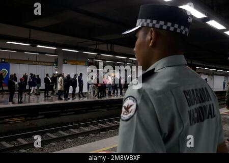 Mexiko-Stadt, Mexiko. 15. Januar 2023. Elemente der Nationalgarde in Überwachungseinsätzen auf Linie 12 der Mexico City U-Bahn. Am 15. Januar 2023 in Mexiko-Stadt, Mexiko (Kreditbild: © Luis Barron/Eyepix via ZUMA Press Wire) NUR REDAKTIONELLER GEBRAUCH! Nicht für den kommerziellen GEBRAUCH! Kredit: ZUMA Press, Inc./Alamy Live News Stockfoto