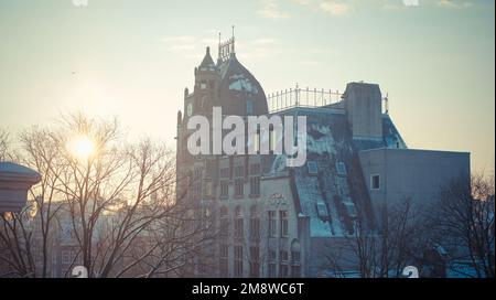 Romantischer und verschneiter Blick von oben vom Gebäude 'Eerste Hollandsche Levensverzekering-Bank' ('erste niederländische Lebensversicherungsbank') in Amsterdam Stockfoto