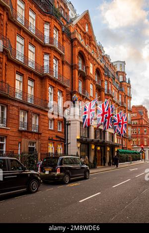 Das Claridges Hotel London - Claridges Mayfair ist ein 5-Sterne-Hotel in der Brook St und Davies St in Mayfair, im Zentrum von London. Gegründet als Mivart's Hotel 1812. Stockfoto