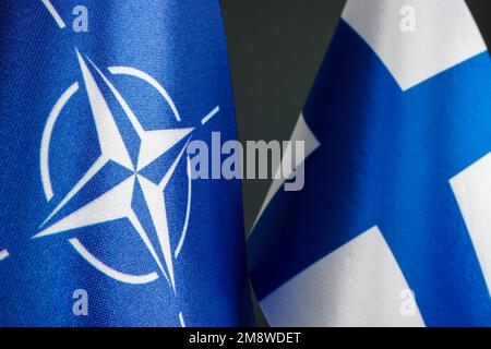 KIEW, UKRAINE - 10. Januar 2023. Flaggen der NATO und Finnlands als Symbol der Mitgliedschaft. Stockfoto